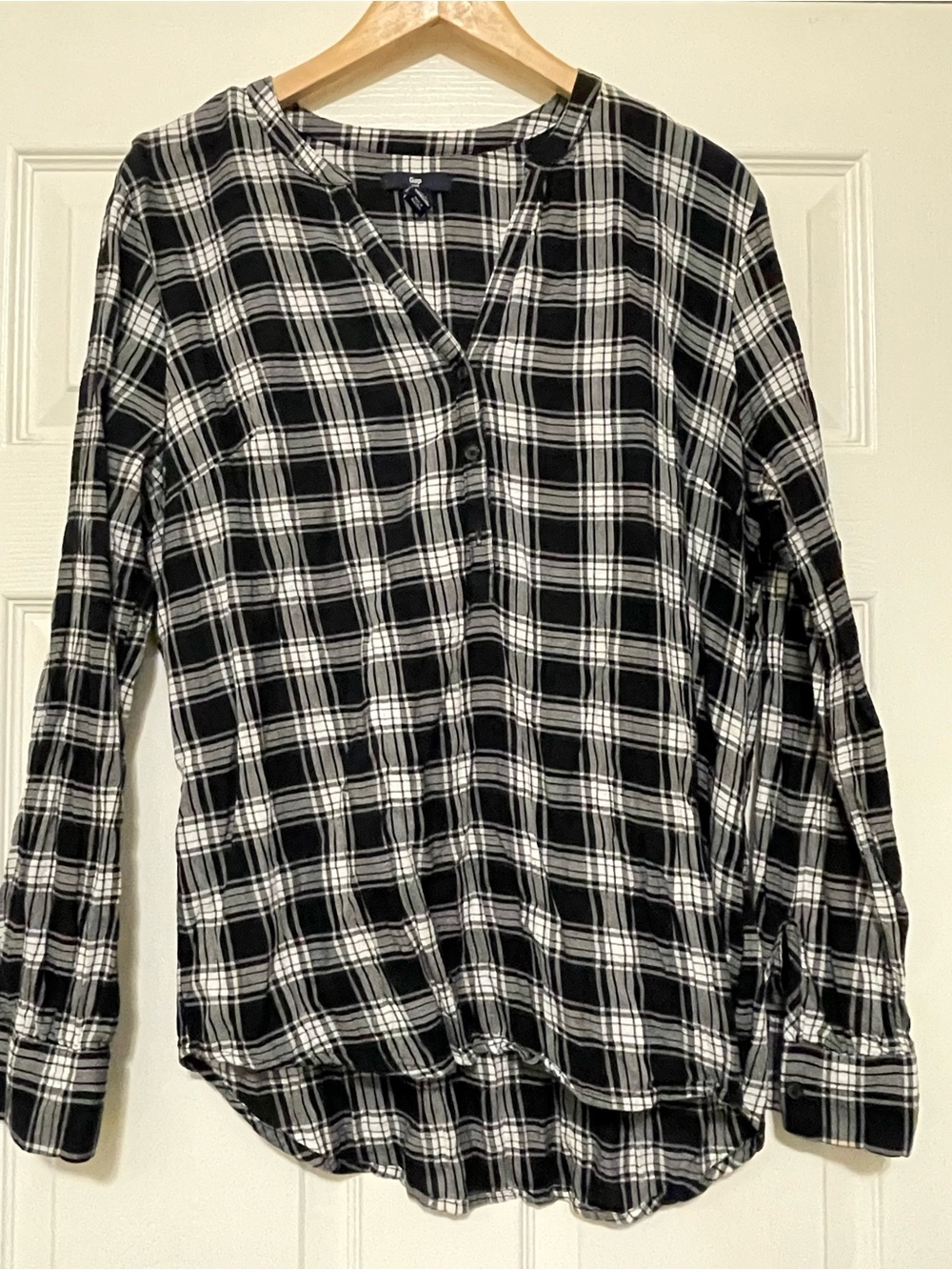 GAP women’s Black and White Plaid Button-Down Shirt